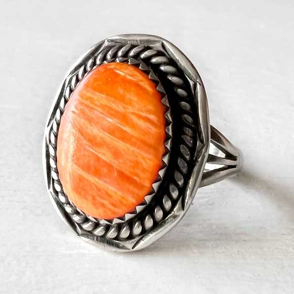 Vintage NATIVE Navajo Spiny Oyster Shell & Sterling Silver Southwestern Ring - Picture 4 of 11